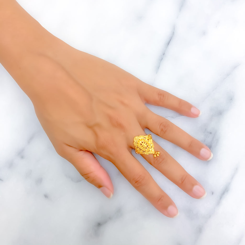 Reflective Paisley Accented 22K Gold Ring – Andaaz Jewelers