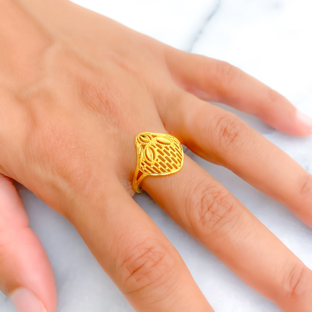 Lightweight Striped 22k Gold Ring – Andaaz Jewelers