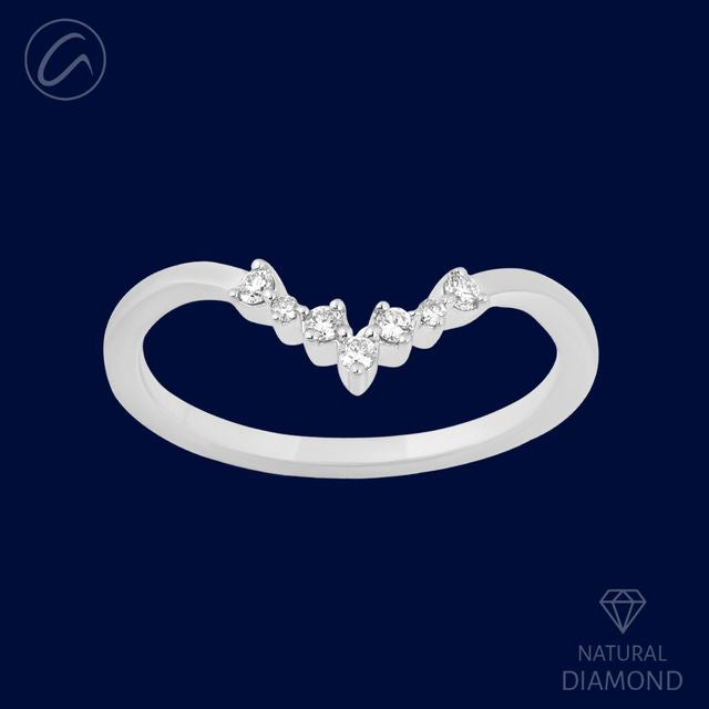 upscale-v-shaped-18k-gold-diamond-band