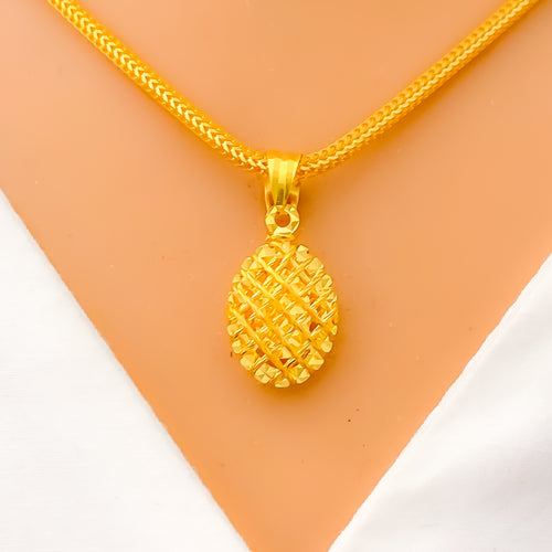 Chic Netted 22k Gold Oval Pendant 