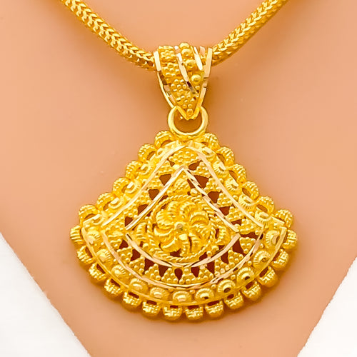 striking-opulent-22k-gold-pendant-set