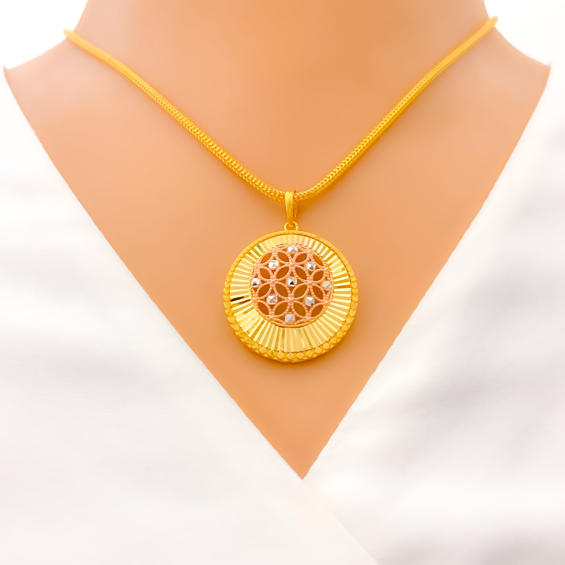 Gold Roud Stunning Radiant 22K Gold Pendant Set – Andaaz Jewelers