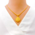 magnificent-shimmering-22k-gold-pendant-set
