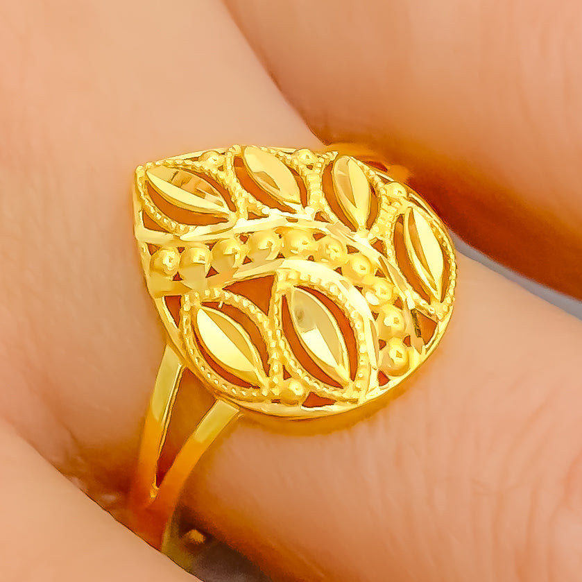Delicate Renaissance gold ring set with a diamond - Ref.109778
