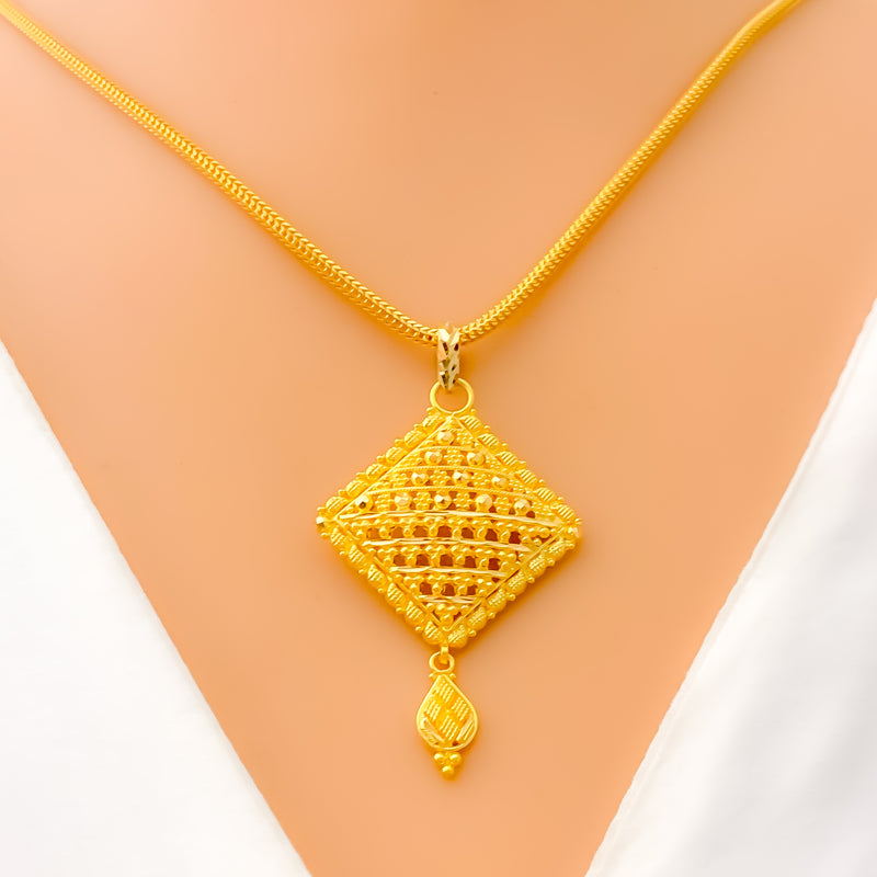 Flawless Checkered Kite Shaped 22k Gold Pendant Set 