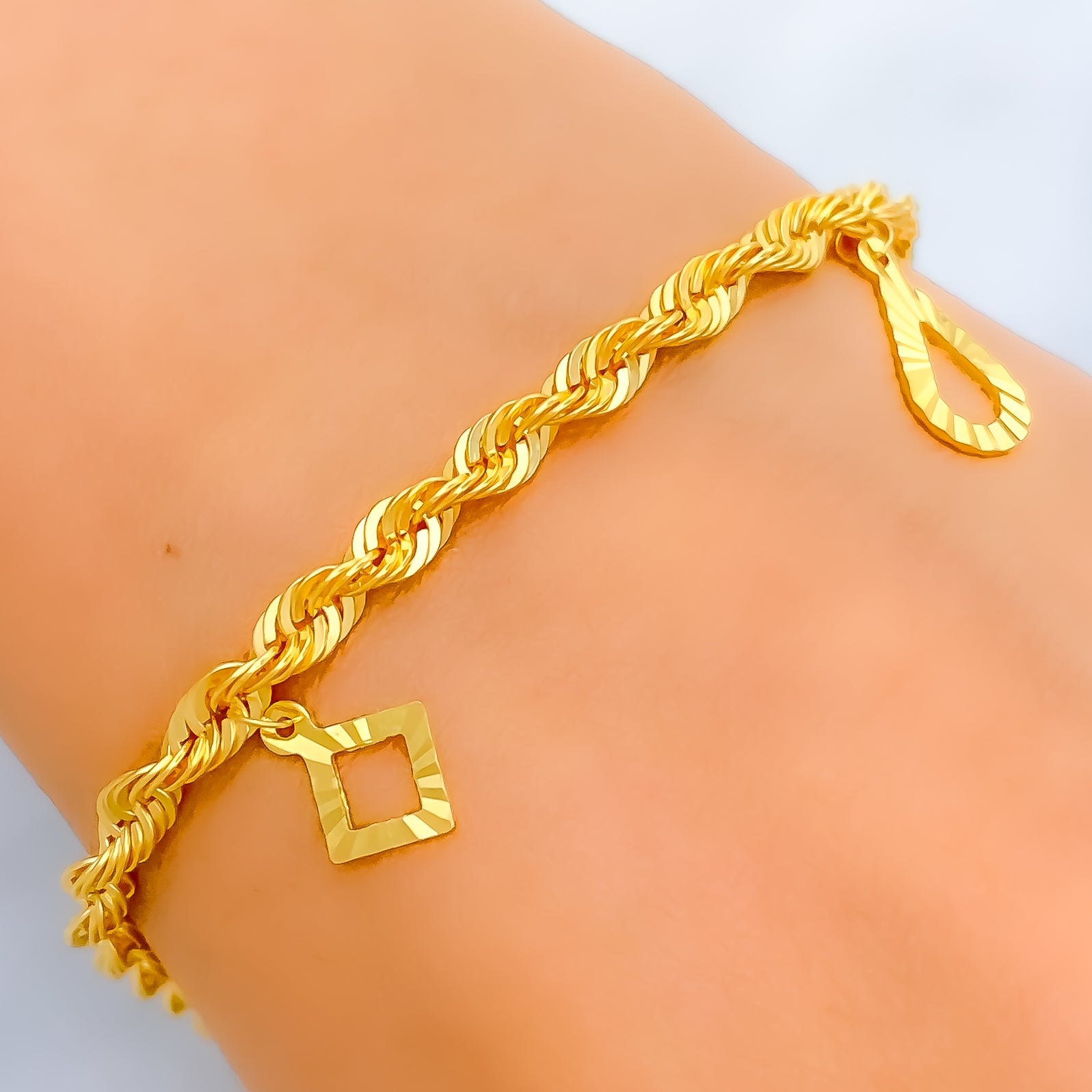 Gold Charm bracelet - BrLa6716 - 22k Gold ladies bracelet with beautiful  charms hanging.