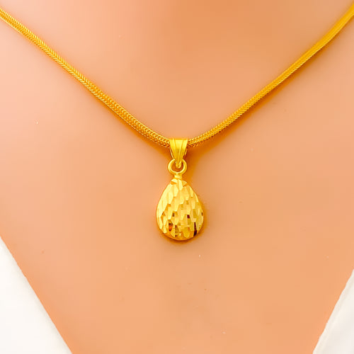 opulent-noble-22k-gold-pendant-set