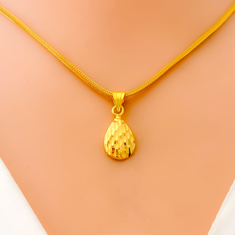 opulent-noble-22k-gold-pendant-set