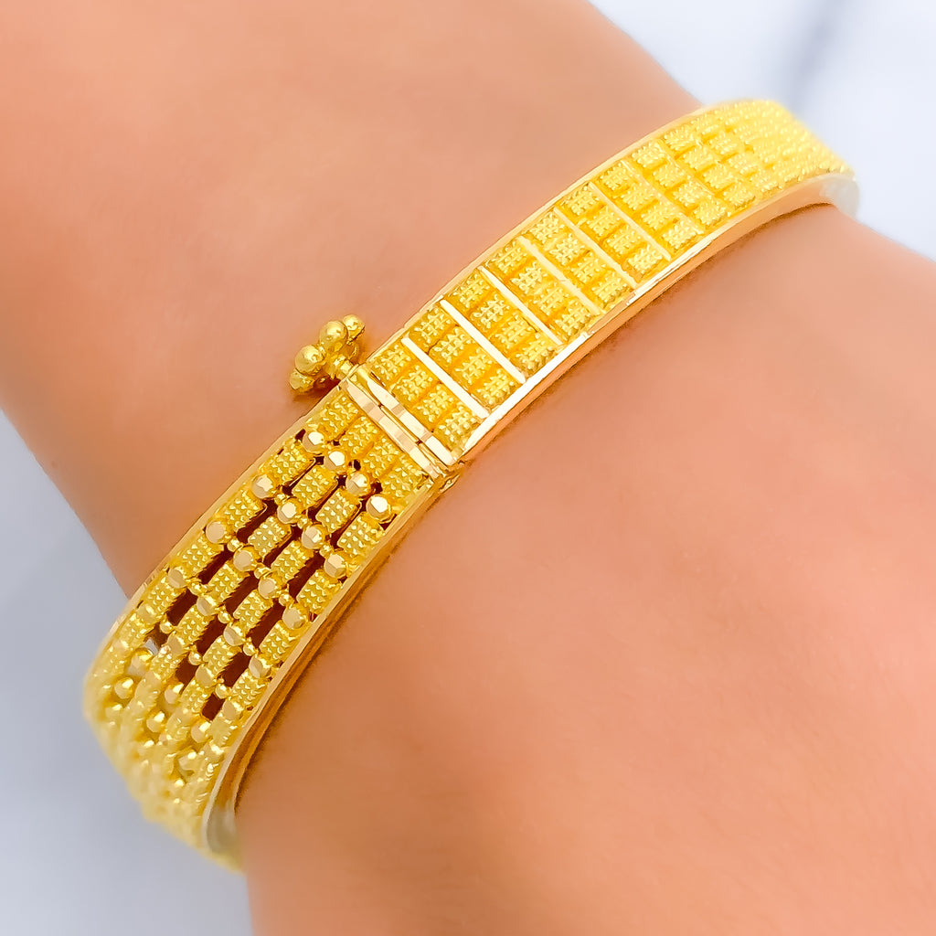 Graduating Checkered 22k Gold Screw Bangle – Andaaz Jewelers