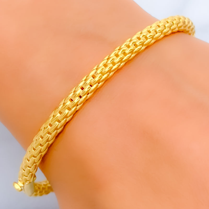 tasteful-attractive-22k-gold-bangle-bracelet