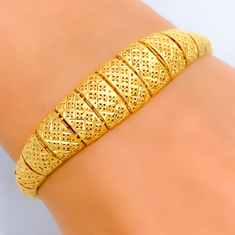 charming-dazzling-22k-gold-bracelet