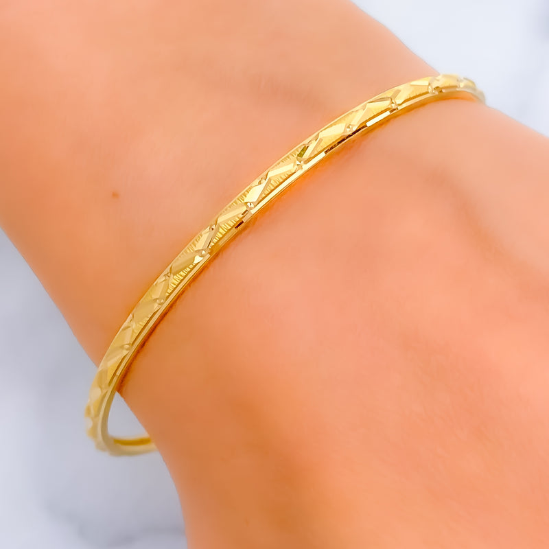 shimmering-zig-zag-22k-gold-bangle