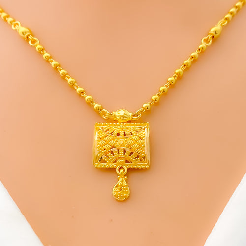 Tasteful Opulent 22k Gold Necklace Set 