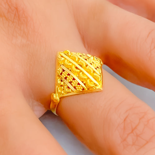 luxurious-alluring-striped-22k-gold-ring