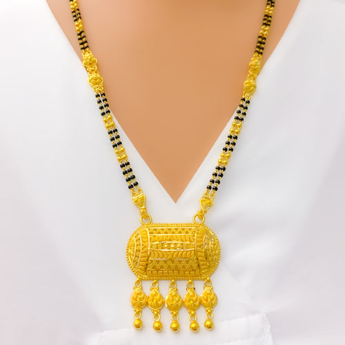 extravagant-glowing-thali-22k-gold-mangal-sutra