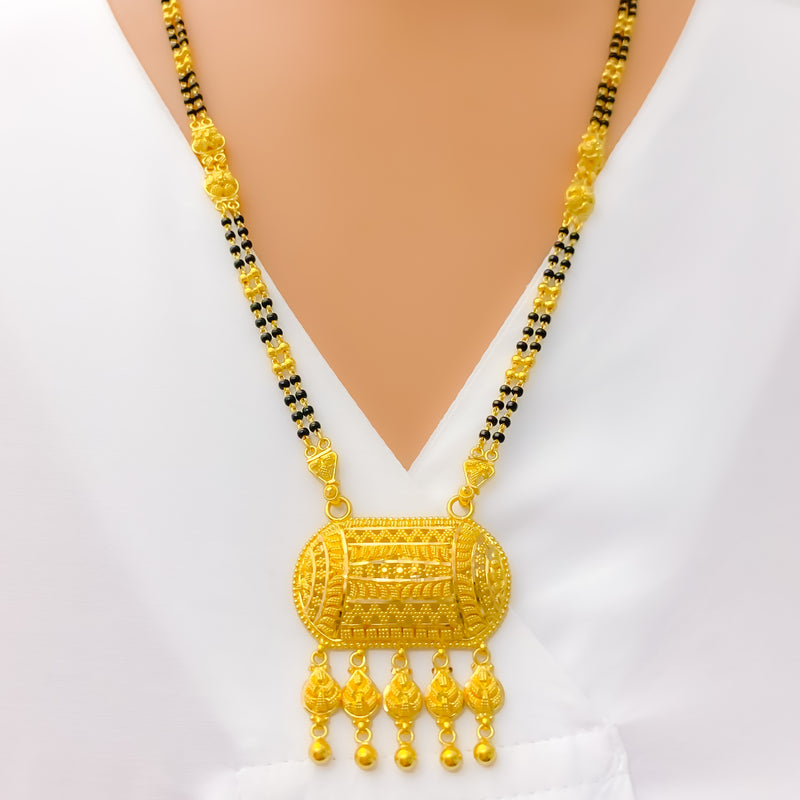 extravagant-glowing-thali-22k-gold-mangal-sutra