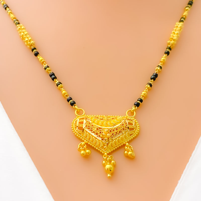 dazzling-vibrant-22k-gold-mangal-sutra