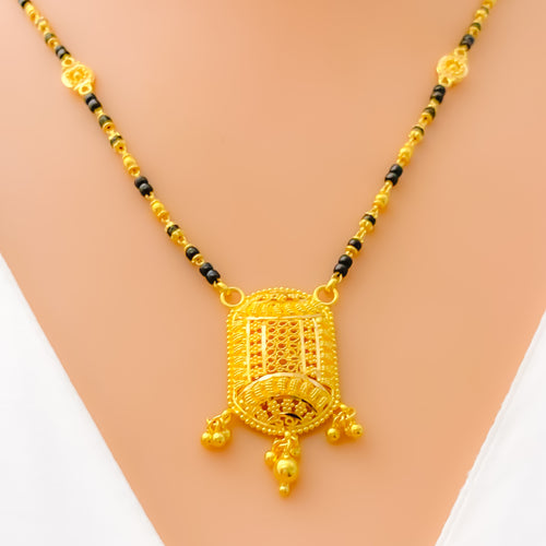 glowing-traditional-22k-gold-mangal-sutra
