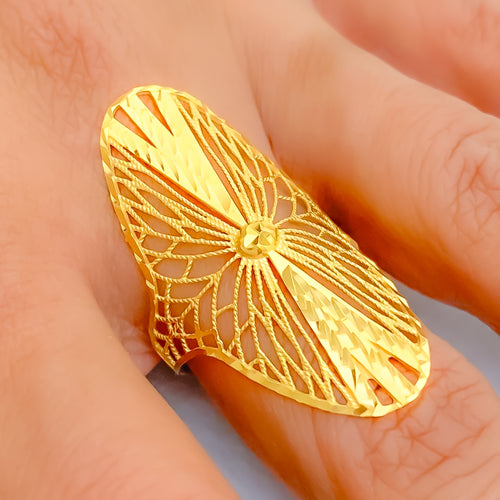 Glistening Striped Floral 21k Gold Ring