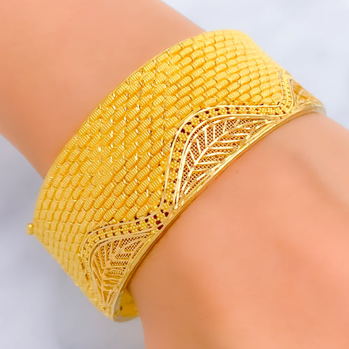 Lavish Twinkling Leaf 22k Gold Screw Bangle 