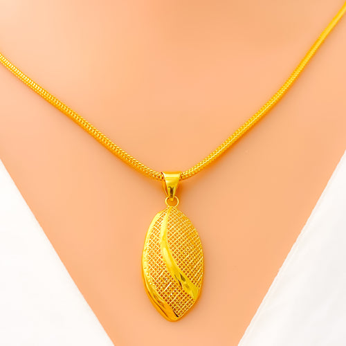 Rich Oval 22K Gold Pendant Set