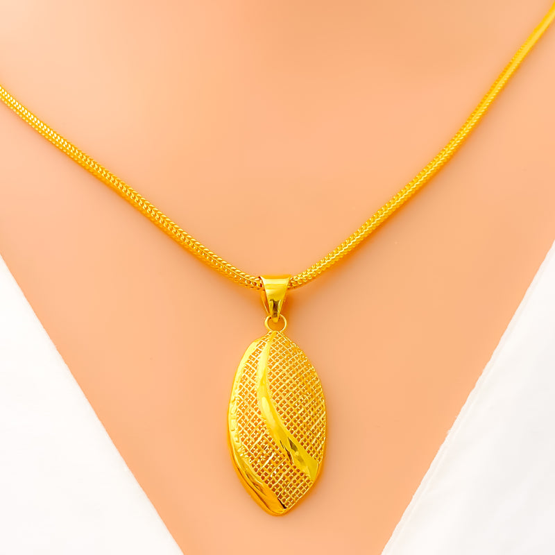 Rich Oval 22K Gold Pendant Set