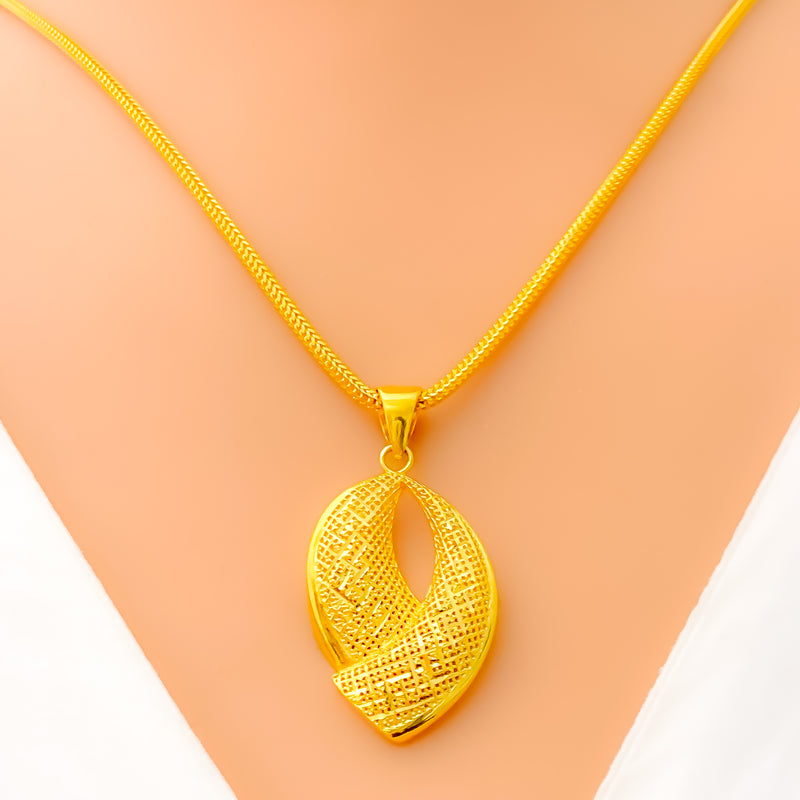 Vivid Lustrous 22K Gold Pendant Set