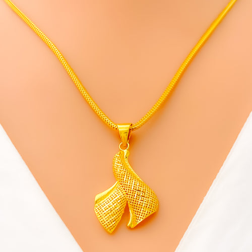 Radiant Alluring 22K Gold Pendant Set