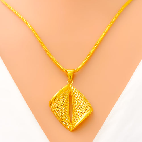 Stately Fashionable 22K Gold Pendant Set