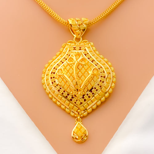 Graceful Floral Checkered 22k Gold Pendant Set 