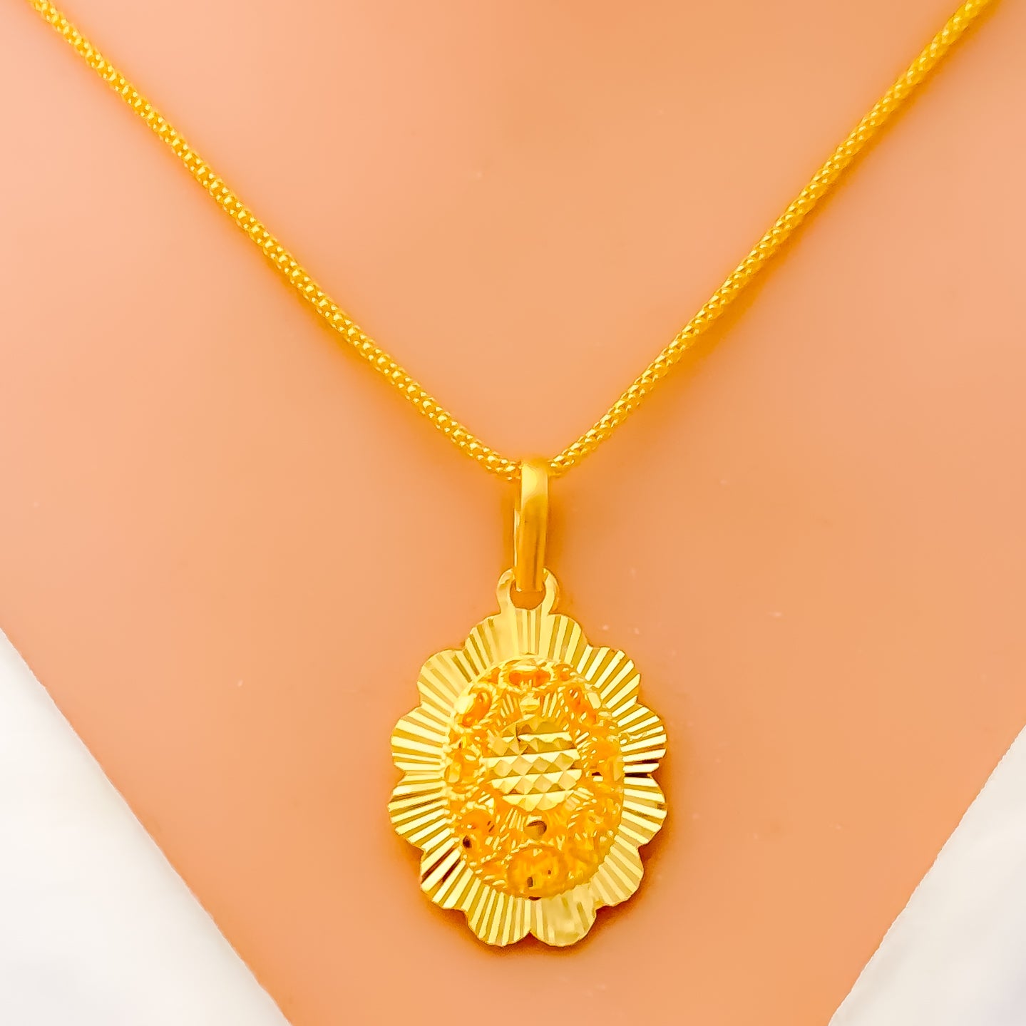 Impressive Glowing 22k Gold Oval Necklace – Andaaz Jewelers