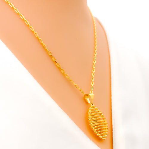 Ritzy Netted Marquise 22K Gold Pendant W / Chain 