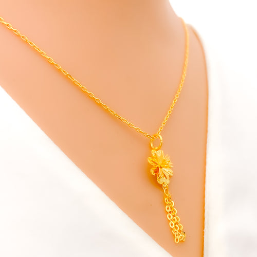 Stylish Striking Floral 22K Gold Pendant W / Chain 