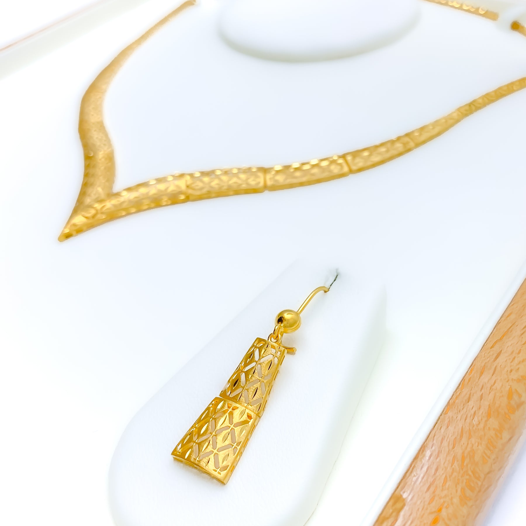 Gold jewellery | Gold jewelry fashion, Gold necklace designs, Gold jewellery  design necklaces