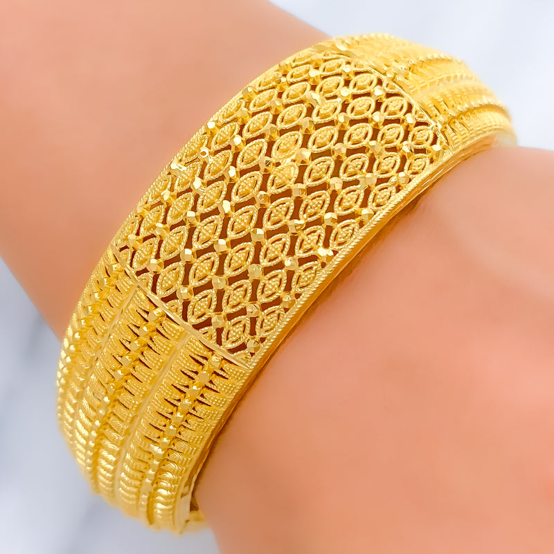 22k-gold-Extravagant Alternating Striped Bangle