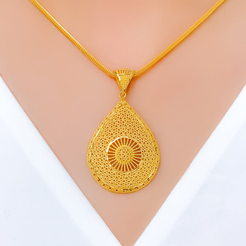 Extravagant Contemporary Filigree 22k Gold Pendant Set