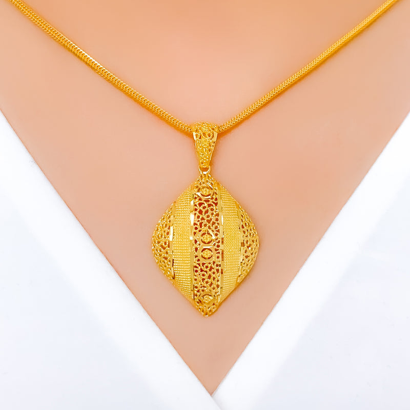 Magnificent Stylish Mesh 22k Gold Pendant Set