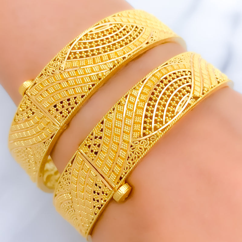 22k-gold-tasteful-wavy-leaf-bangles