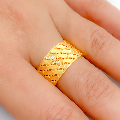 Attractive Contemporary 22k Gold Band