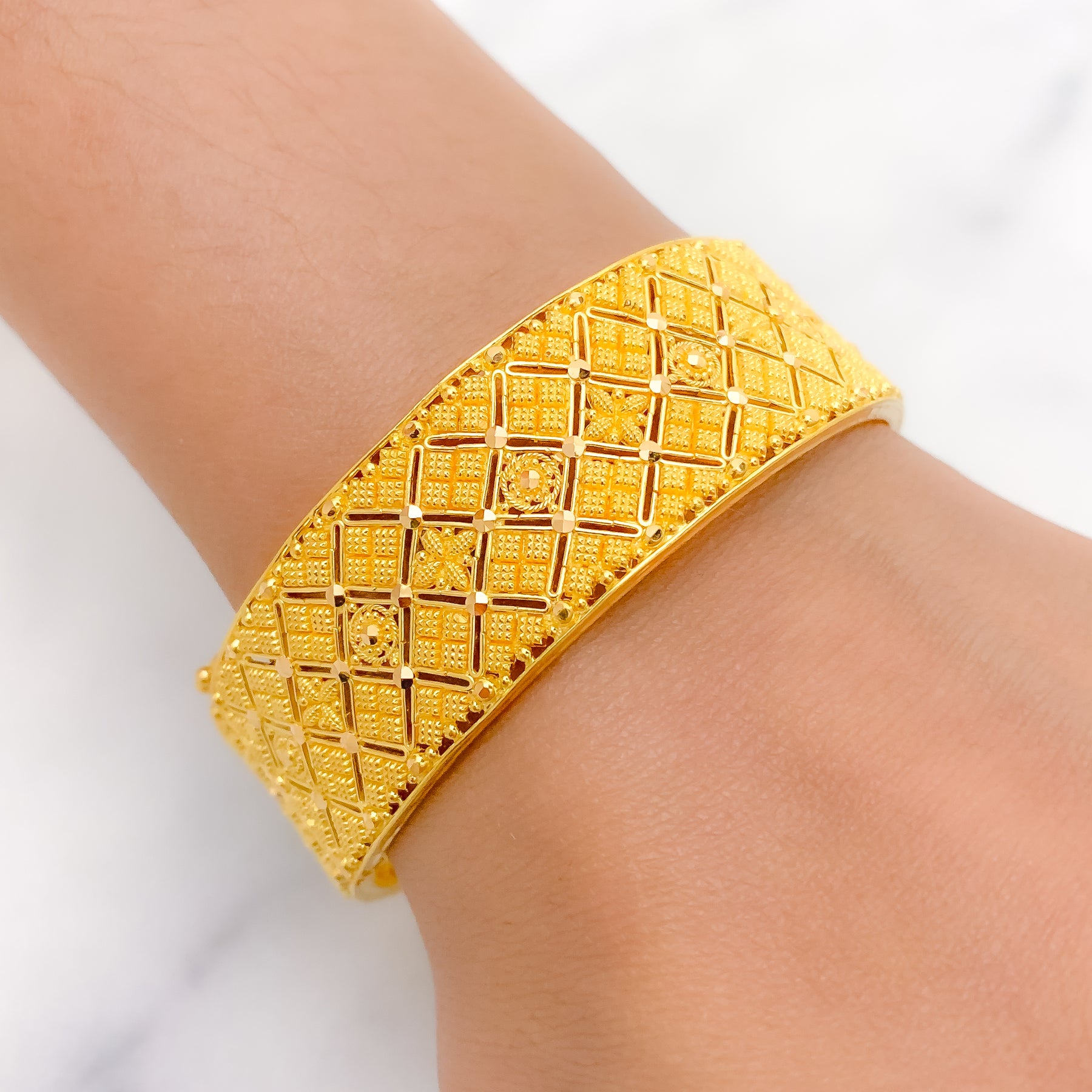 23,868 Yellow Gold Bracelet Images, Stock Photos, 3D objects, & Vectors |  Shutterstock