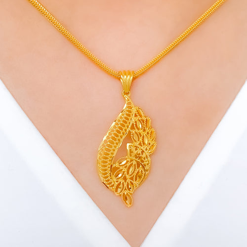 Dainty Filigree Pendant 22k Gold Set