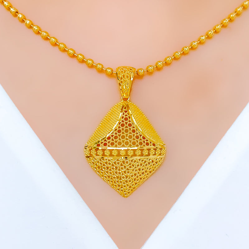 Graceful Netted Gold 22k Gold Pendant