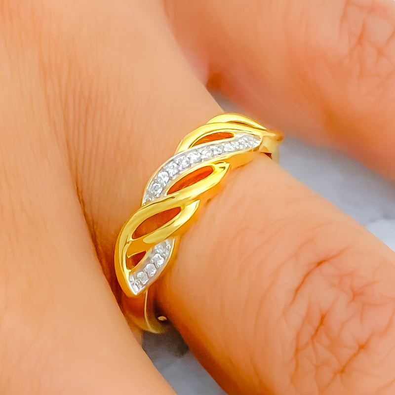 18k-gold-Leaf Accented Wavy Diamond Ring 
