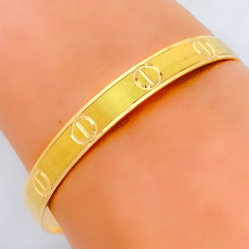 22k-gold-sleek-chic-bangle