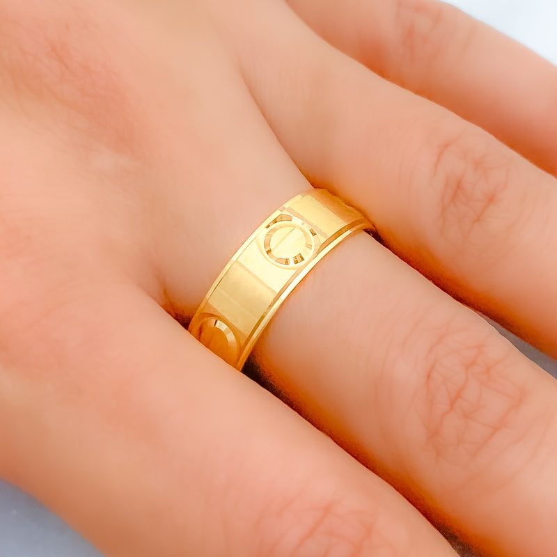 Exquisite Circle 22k Gold Engraved Band