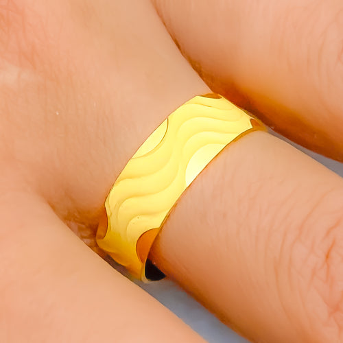 21k-gold-posh-subtle-wave-ring