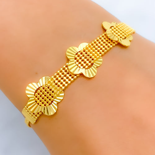 22k-gold-Shiny Open Flower Bracelet