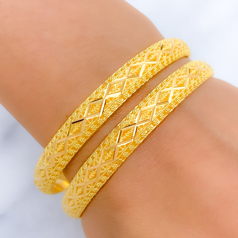 Stylish Reflective 22k Gold Bangle Pair