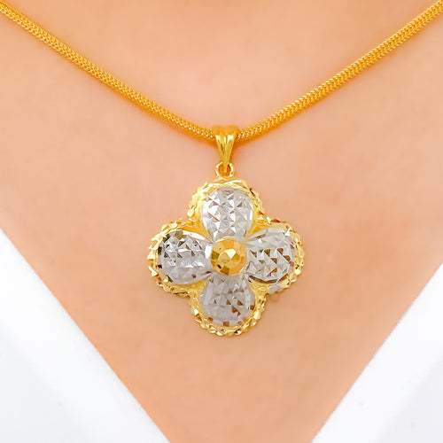 Sparkling Clover 22k Gold Pendant Set