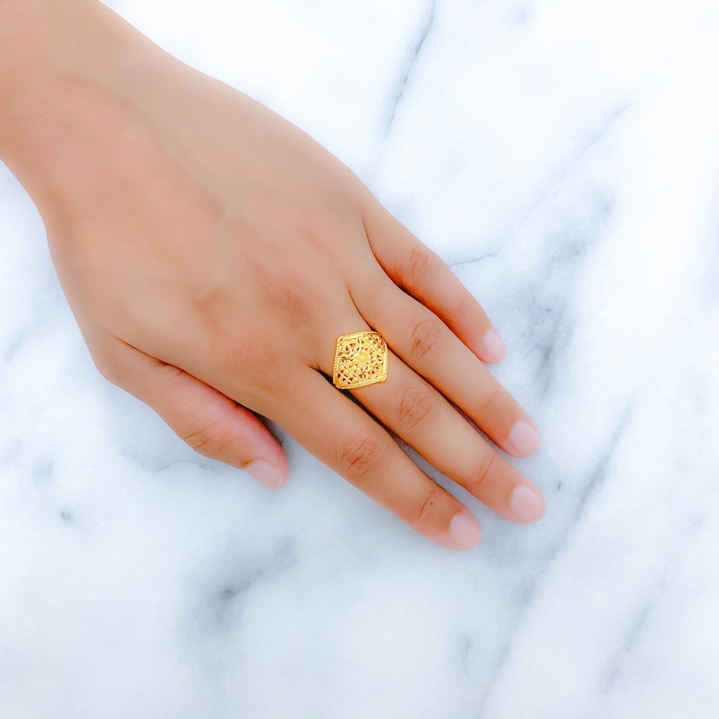 Delightful Reflective Gold Ring – Andaaz Jewelers